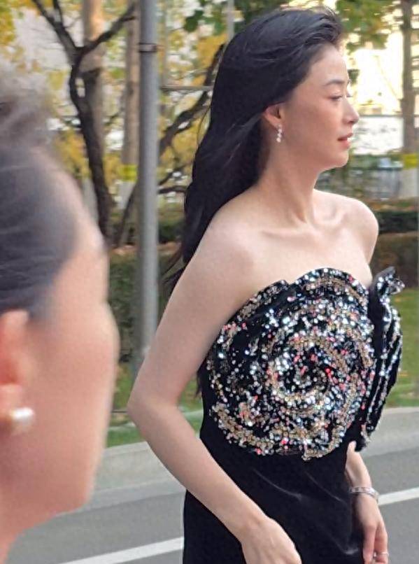 蒋欣终于瘦出新高度顶级头肩比美爆了她的“波浪”锁骨更抢镜